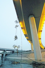 郑州立交桥下一串小黄车"上吊"（图） - 河南一百度