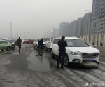 郑州今早多路段有薄积雪 中州大道13车相撞受损 - 河南一百度