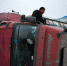惊险！郑州一面包车凌晨被水泥槽罐车压扁 - 河南一百度