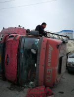 惊险！郑州一面包车凌晨被水泥槽罐车压扁 - 河南一百度