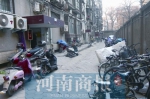 郑州老旧小区消防设备缺失 有住户自备灭火器“防身” - 河南一百度