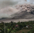 印尼锡纳朋火山喷发 当局撤离周边地区居民 - 河南频道新闻
