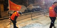 凌晨三点半 郑州公交青年突击队开始除雪 - 河南一百度
