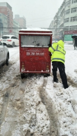 只要雪下到位，啥姿势咱都会!来看河南交警花式"推车图" - 河南一百度