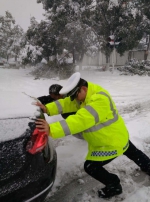 只要雪下到位，啥姿势咱都会!来看河南交警花式"推车图" - 河南一百度