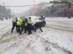 只要雪下到位，啥姿势咱都会!来看河南交警花式"推车图" - 河南一百度