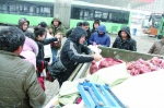 老人郑州卖红薯遇大雪 公交车长伸援手千斤红薯1小时被“抢空” - 河南一百度