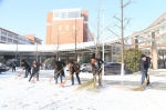 除雪进行时，温情暖校园 - 河南大学