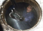 郑州"赤膊哥"引央视关注 这些水管工一年四季离不开短袖 - 河南一百度
