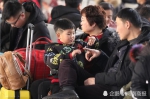 郑州火车站的春运面孔：那些吃了一路的孩子们 - 河南一百度
