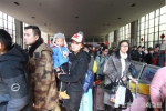 郑州火车站的春运面孔：那些吃了一路的孩子们 - 河南一百度