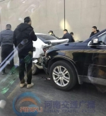郑州京广路地下隧道5车追尾 一车辆“后屁股” 被挤扁 - 河南一百度