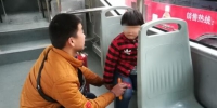 妈妈外出买菜,郑州4岁娃独自上了公交车,凭记忆找到家 - 河南一百度
