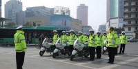 注意了!郑州"铁拳"小分队市区内巡逻,纠正处罚各类交通违法行为 - 河南一百度