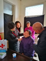 助力精准扶贫 “红十字”在行动---省红十字会走进卢氏县大桐乡为贫困老人免费配发助听器纪实 - 红十字会