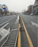 注意！大风刮倒护栏和广告牌 郑州这些路段要小心 - 河南一百度