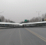 吓人！郑州街头30米长巨型广告牌被风刮倒（图） - 河南一百度