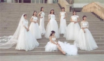 美翻！漯河一高校14名女大学生着婚纱拍别样毕业照 - 新浪河南