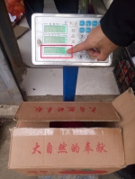 郑州市场吐槽：整箱苹果底层“藏”坏果 纸箱夹缝灌水泥 - 河南一百度
