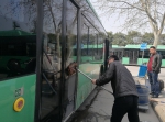 谁认识这个举止怪异的小伙？没驾照却来应聘郑州公交车长，被拒后非要帮打扫卫生 - 河南一百度