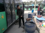 谁认识这个举止怪异的小伙？没驾照却来应聘郑州公交车长，被拒后非要帮打扫卫生 - 河南一百度