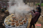 实拍豫北农村婚宴:肘子海鱼油焖大虾一应俱全,16个菜不足300元 - 河南一百度