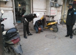 郑州男子喝醉躺街头，自家小狗一直守护：有人靠近就狂叫! - 河南一百度