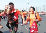 带着爱人孩子跑向春天 近5万名马拉松爱好者一起开跑 - 河南一百度