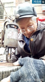 郑州75岁老人修鞋40多年:不去给孩子添麻烦 - 河南一百度