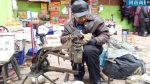 郑州75岁老人修鞋40多年:不去给孩子添麻烦 - 河南一百度