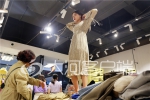 郑州银基试衣模特：在1㎡舞台上与衣共舞 有人月入万余元 - 河南一百度