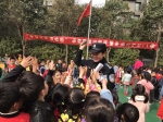 十分钟内数名幼儿被糖果"拐"走!郑州民警这个演练吓家长一身冷汗 - 河南一百度