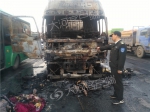 突发！郑州街头一水泥罐车行驶中突然起火，驾驶室被烧成空壳 - 河南一百度