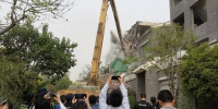 郑州联盟新城三期一业主在围墙上加盖200㎡别墅 - 河南一百度