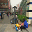 郑州"扫码一条街"：三百米路走四十分钟 被人缠着扫码 - 河南一百度