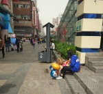 郑州"扫码一条街"：三百米路走四十分钟 被人缠着扫码 - 河南一百度