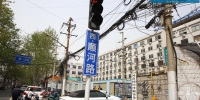 郑州2公里路中央居然竖了88根电线杆 - 河南一百度