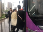 为帮女孩找手机，郑州一公交全车乘客上演"反盗侦查剧"！ - 河南一百度