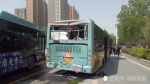 郑州中原路五车相撞:轿车钻入公交车底,现场惨烈 - 河南一百度