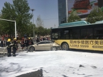 郑州公交车等5车追尾，小轿车前后被夹击，7人受伤！ - 河南一百度