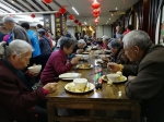 谁说没免费"午餐"?70岁老人在郑州这家饭店免费吃饭 - 河南一百度