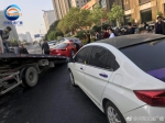 郑州一辆法拉利凌晨追尾多辆私家车 司机受伤送医 - 河南一百度