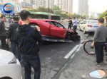 郑州一辆法拉利凌晨追尾多辆私家车 司机受伤送医 - 河南一百度