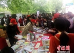 郑州集中展、发破损图书  呼吁“爱书请别伤害它” - 中国新闻社河南分社