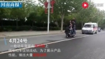 郑州街头现奇葩一幕：6名男子共骑一辆车，呈阶梯状 - 河南一百度