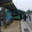 突发!郑州一公交车今日下午失控冲向站台 - 河南一百度