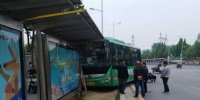 突发！郑州一公交车今日下午失控冲向站台 - 河南一百度
