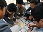 郑州"00后"小学生玩起80、90后小时候玩的游戏 连说"太好玩" - 河南一百度