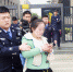 被警察带走时她还在看手机!郑州29个"老赖"一天内失去房产 - 河南一百度