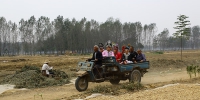 老照片里的河南丨戏剧演员坐着三轮车去演出 - 河南一百度